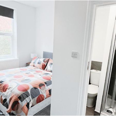Private Room In Modern House Near Nottingham Exterior photo